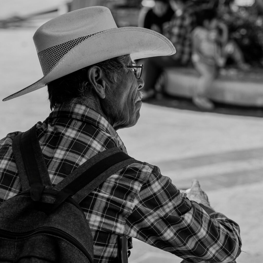 Black and white portrait of an elderly man wearing a cowboy hat in Santiago de Querétaro.
